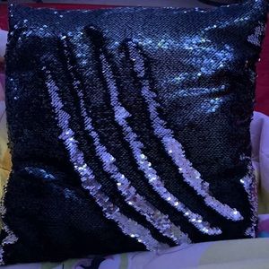 Color-Switching Pillow